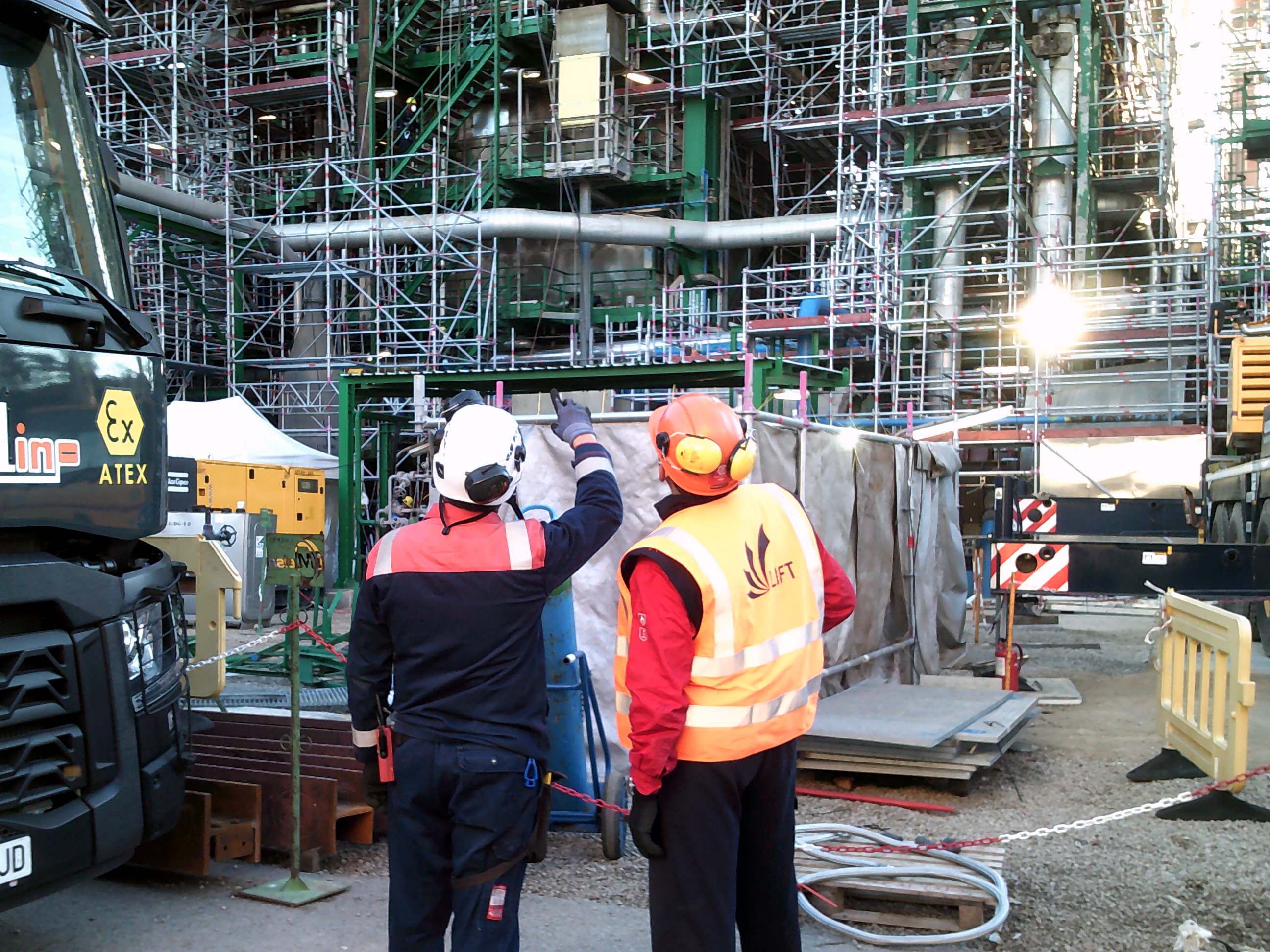 Detalle técnico de maniobra industrial